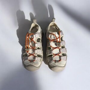 KEEN Women's Hyperport H2 Sandal in the Birch/Plaza Taupe colorway. #water fun